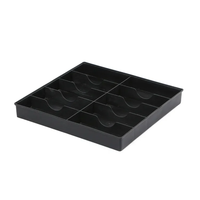How should CMs specify tray label holders for traceability?