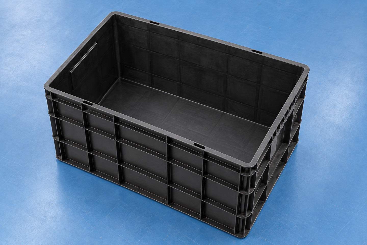 Internal base and walls of an empty tote